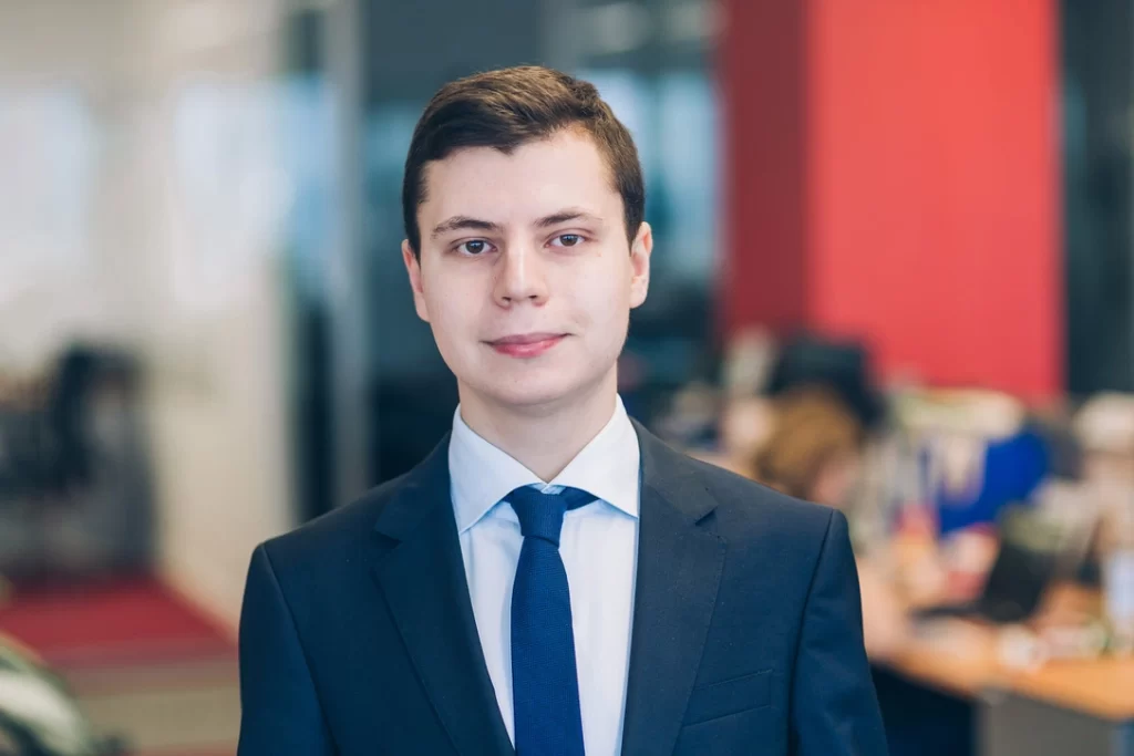 Why Collaboration between Sales and Product Teams is Key to Success? 2 Victor Semin 1